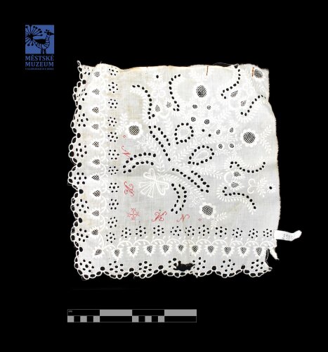 Roz vyšívaného šátku